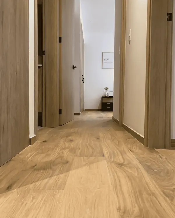 Pasillo con puertas de madera, obra de Luis Llano