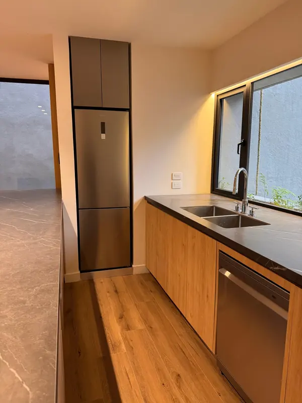 Cocina con cubierta oscura, tarja y piso de duela, Río Guadiana 22