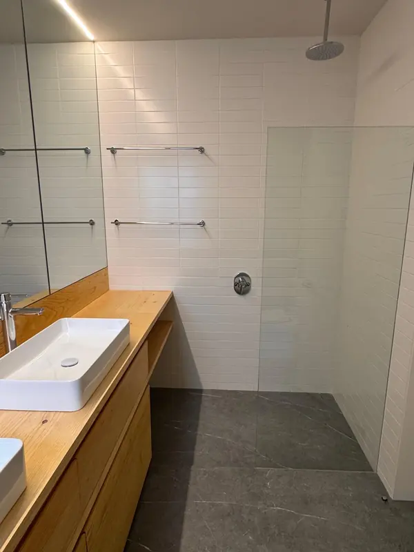 Baño con vanity de madera y cancel, Río Guadiana 22
