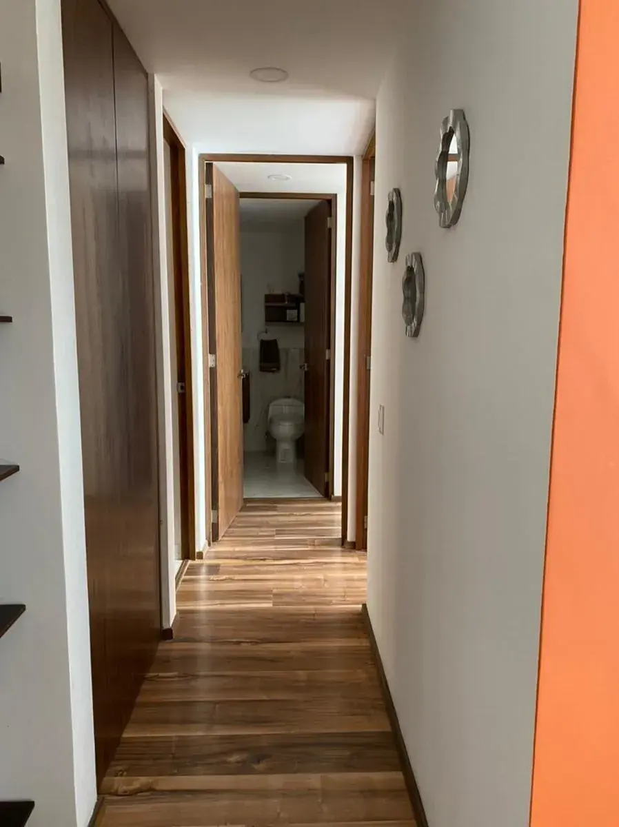 Pasillo con piso laminado y puertas, Yama Residencial Punta Museo