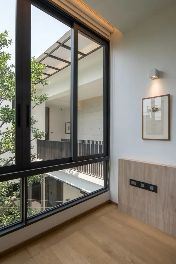 Ventana de aluminio con vista a jardín, imagen de referencia de producto