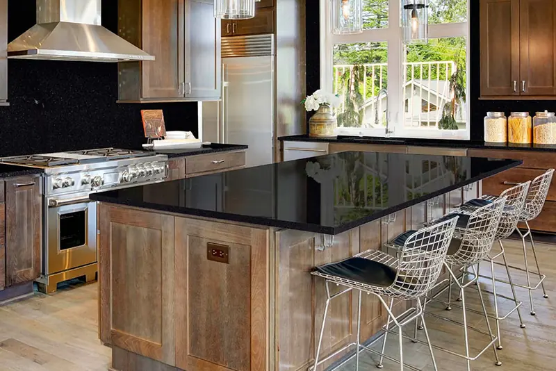 Cocina en madera con cubierta de granito oscuro, imagen de referencia de producto